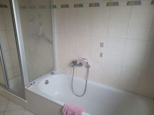Bäder mit Dusche und Badewanne