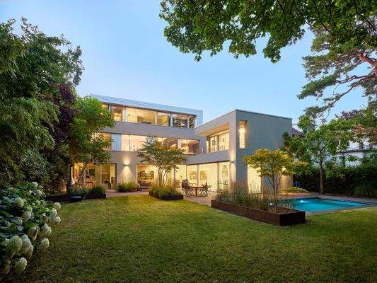 Das Haus präsentiert sich als architektonisches Highlight mit großzügigem Grundstück