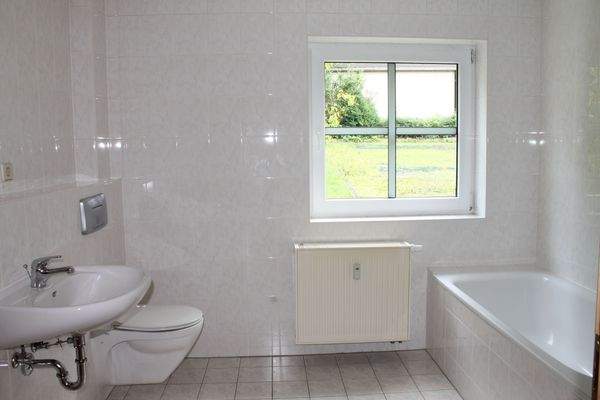 Bad mit Fenster, Badewanne und Dusche