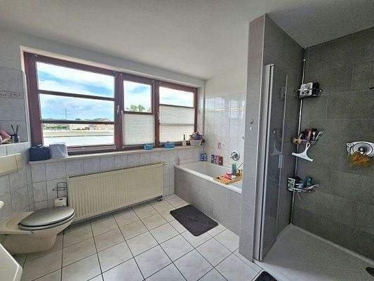 Wohnung: Badezimmer
