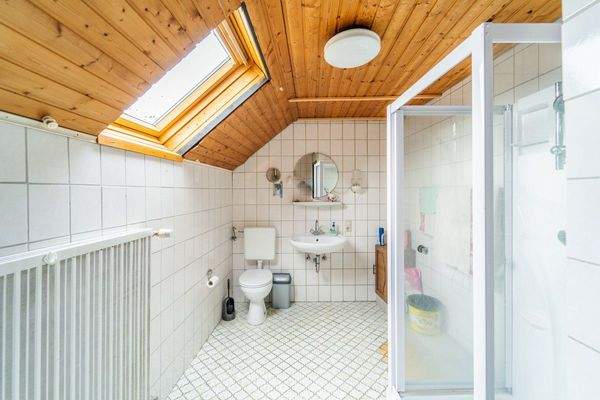 exemplarisch: Duschbad Dachgeschosswohnung