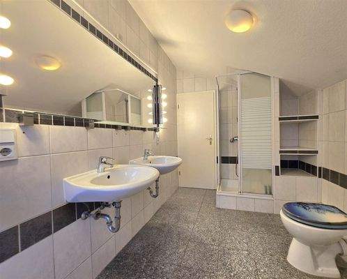 Vollbad mit Wanne und Dusche