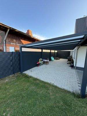 Überdachung neben dem Haus
