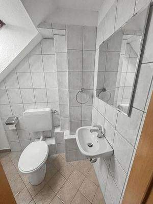 Modernes Badezimmer mit Fliesen