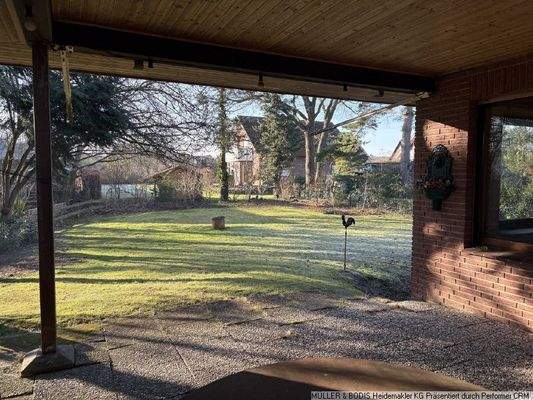 Blick von der Terrasse in den Garten