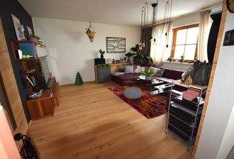 modernes, großes Wohnzimmer