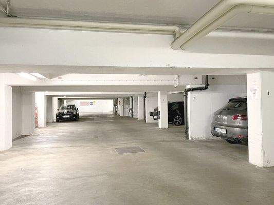 Große helle Tiefgarage