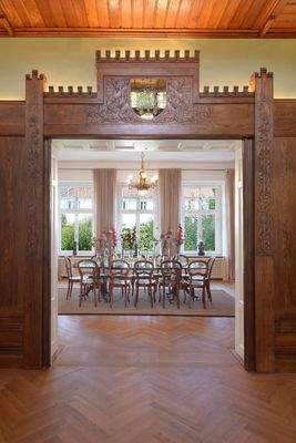 Edle Holzfußböden unterstreichen das stilvolle Ambiente