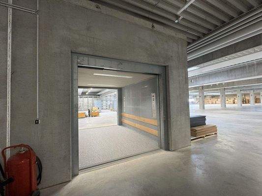 Lastenaufzug zum OG in Halle 2