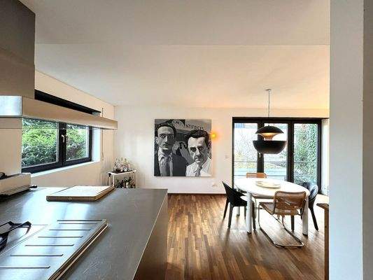 Blick von der Küche in den Essbereich