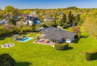 Bungalow mit Pool auf weitläufigem Grundstück