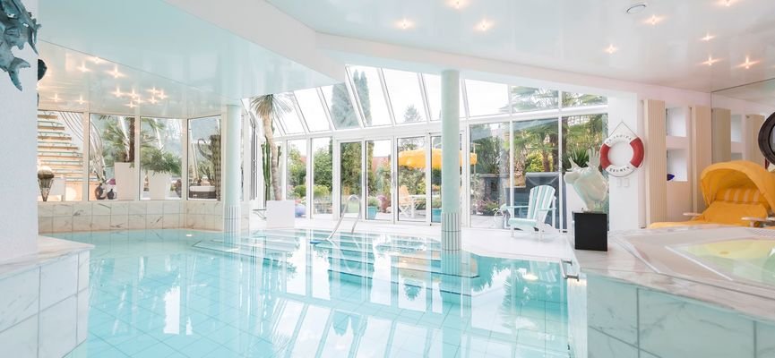 Indoorpool mit direktem Zugang in den Garten