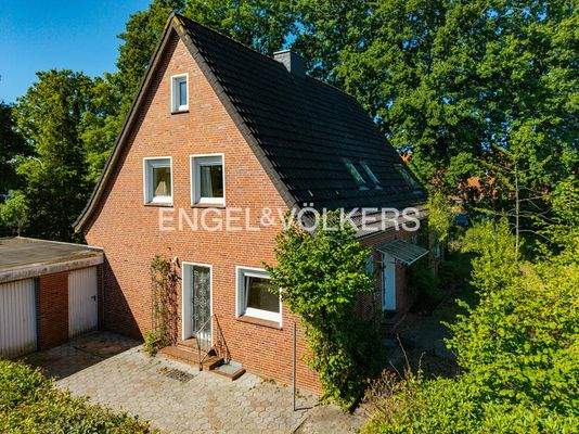 Klassische Klinkerfassade mit großzügigem Vorhof und Garage