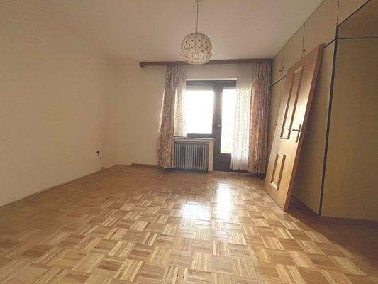 Der Parkettboden muss aufbereitet werden