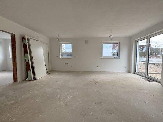 heller Wohnbereich mit Zugang zur Terrasse