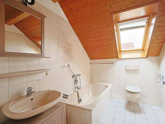 Tageslichtbad mit Badewanne