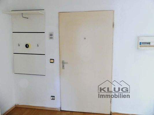 Diele mit Garderobe u. Wohnung