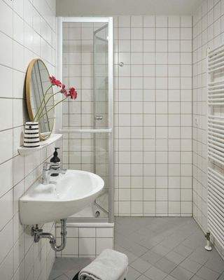 Mit Dusche und Badewanne