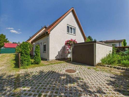 Blick auf die Einfahrt und Garage