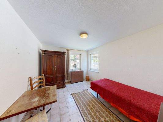 Gäste- oder Arbeitszimmer im Erdgeschoss