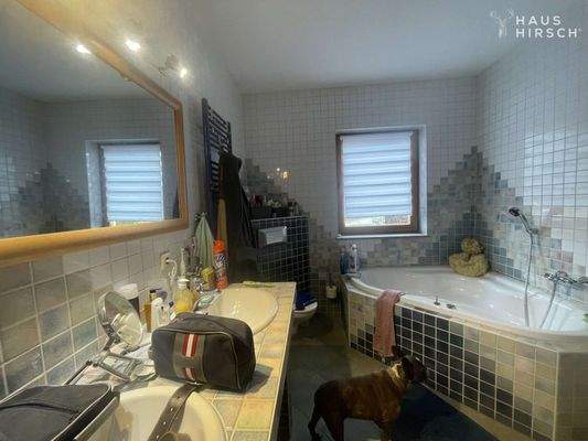 Bad m Doppelwaschbecken u Eckbadewanne