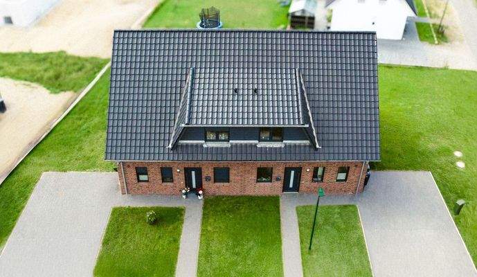 Gepflegter und einladender Hauseingang mit komfortablem Zugang von der Straße.