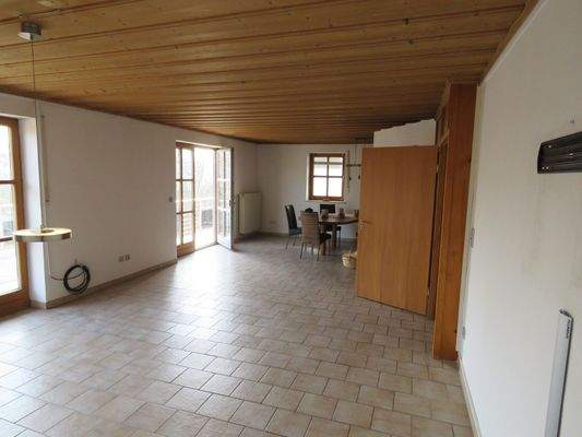 Wohnzimmer mit Ausgang auf die Terrasse 