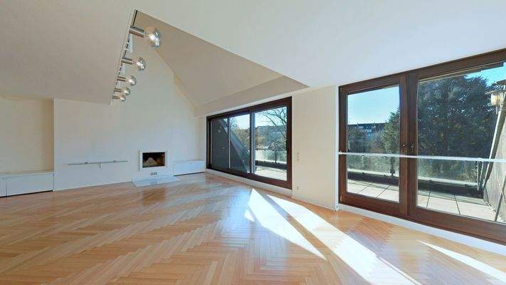 Wohnbereich mit Kamin und Balkon