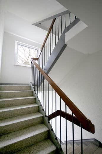 Treppenhaus mit Terrazzo und Holzlauf