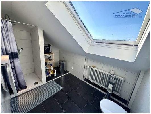 Komfortables Badezimmer – modern, hell und einladend – DG