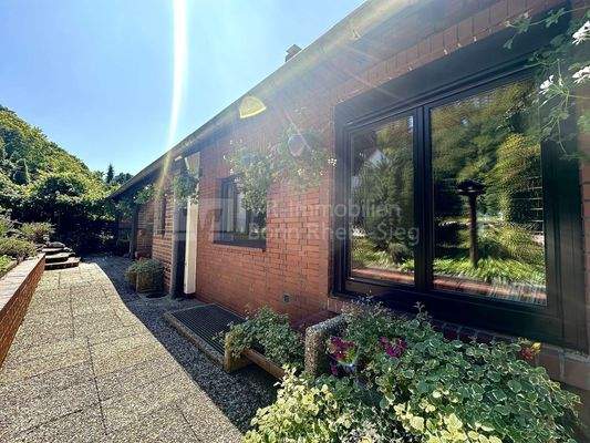 Garten mit Blick zur Haustür 