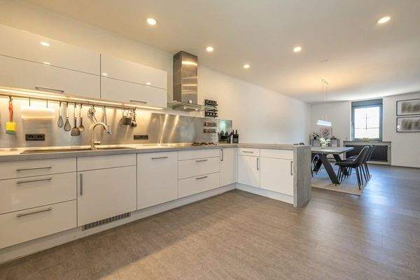 offene Küche mit Blick in den Essbereich