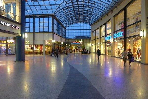 mit ca. 160 Geschäften