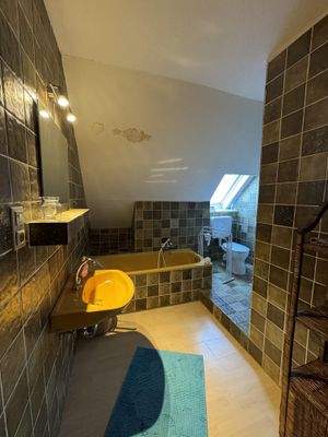 gefliestes Wannenbad im Dachgeschoss