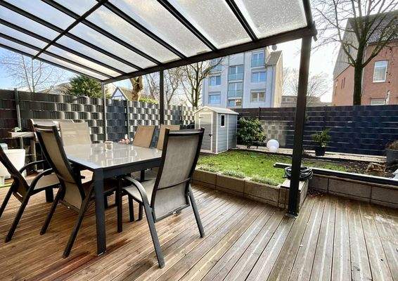 Überdachte Terrasse mit Gartenanteil