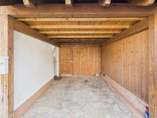 Sicht auf den Carport -links der Eingang zur Einliegerwohnung
