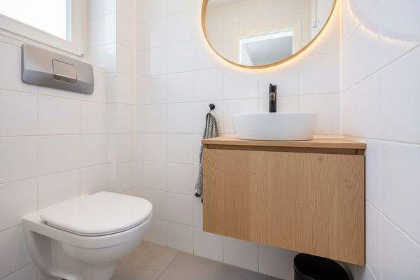 Gäste-WC EG. KI modifiziert