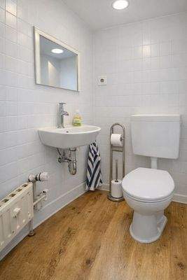 Helles Badezimmer mit modernen Details