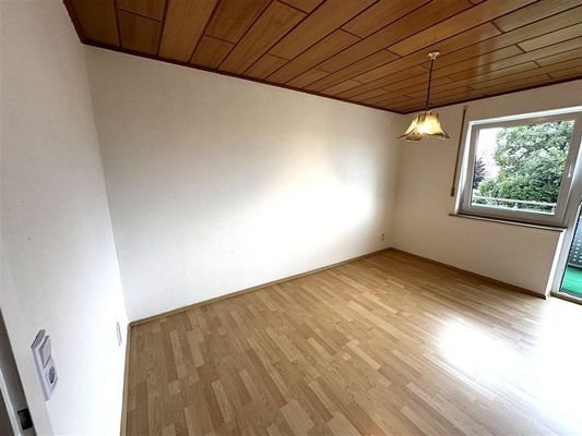 Helles Wohnzimmer mit Balkon