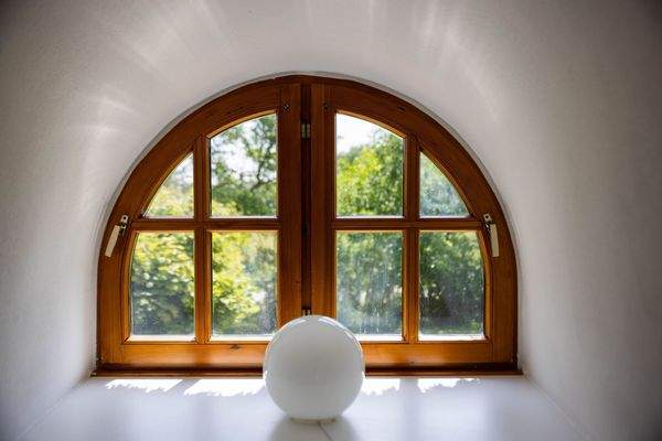 Rundes Fenster mit Aussicht