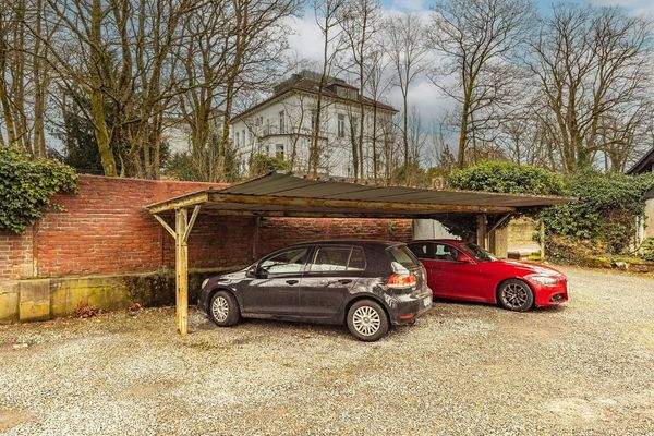 zwei überdachte Stellplätze zur Wohnung