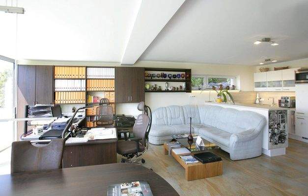 Büro mit Einbauküche