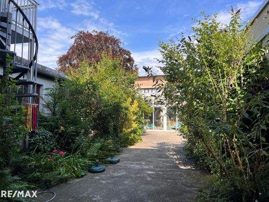 Außenbereich mit Wintergarten und Pool