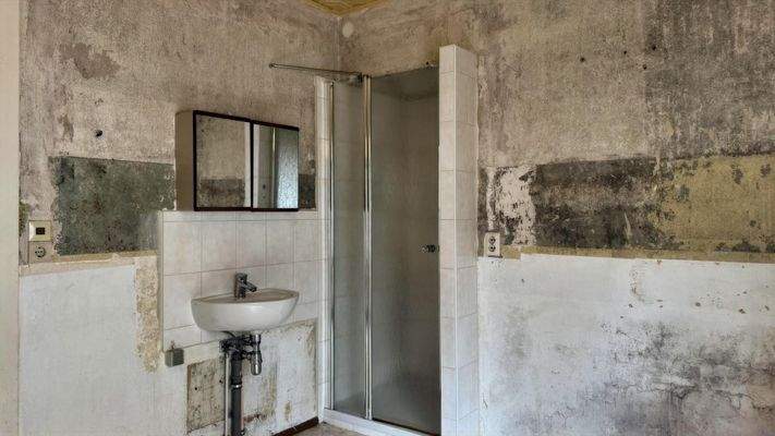 Dusche und WB in Küche in WE im EG