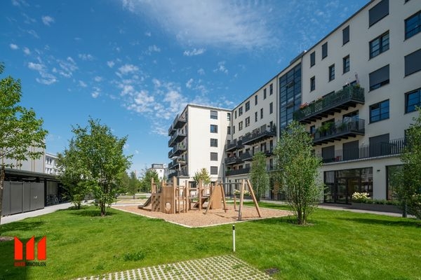 Grünfläche mit Spielplatz