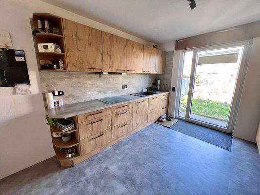 Küche mit Ausgang zum Garten