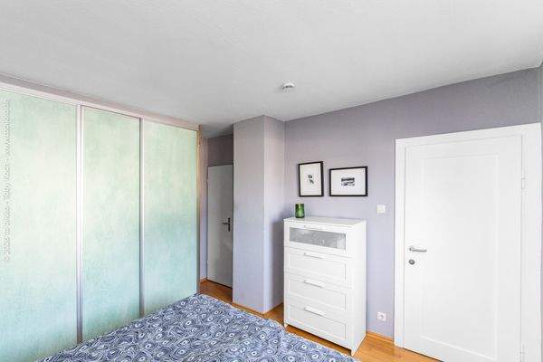 Schlafzimmer mit Einbauschrank - OG