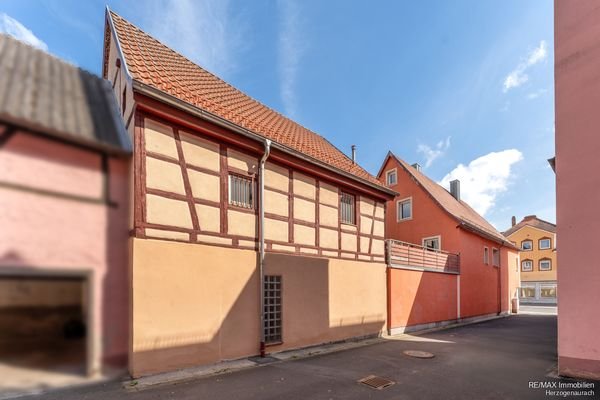 Haupt- u. Nebengebäude