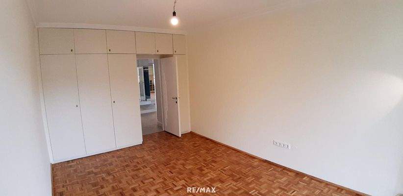 1. Etage Zimmer 1, Einbauschr.  Blick z. Vorr.