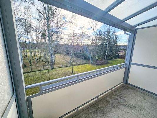Großer Balkon mit Blick ins Grüne